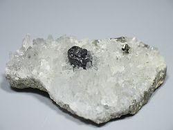 水晶,閃亜鉛鉱,黄鉄鉱<br> 尾太鉱山産 71g (241)